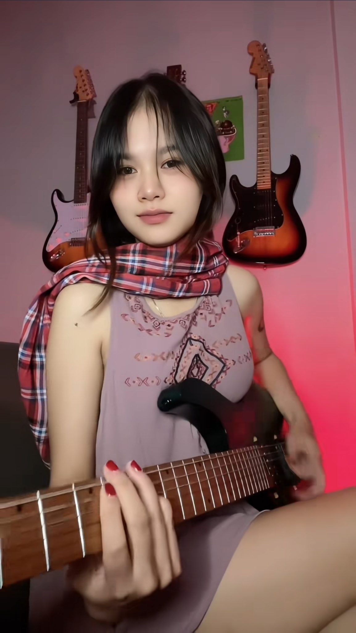 ใหม่เล่นกีตาร์ในห้องที่ใช้ถ่ายคลิป TikTok